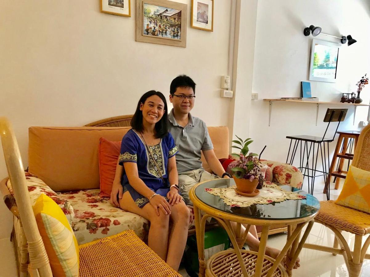 One Of Us House Vandrarhem Bangkok Exteriör bild