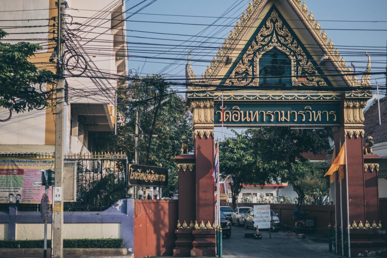 One Of Us House Vandrarhem Bangkok Exteriör bild