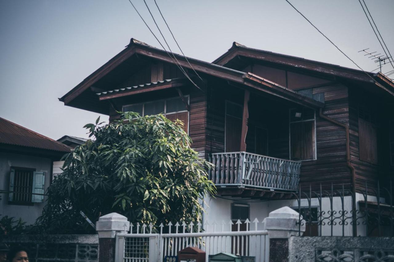 One Of Us House Vandrarhem Bangkok Exteriör bild